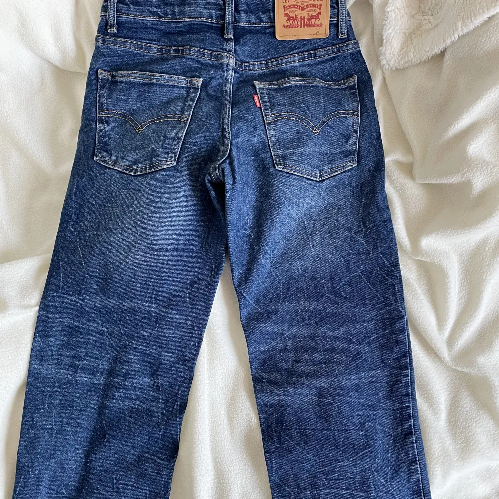 Levis jeans. Jättebra skick. Passar mig som vanligtvis har storlek w26 och är 163 cm. Skicka för frågar eller fler bilder.. Jeans & Byxor.