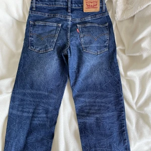 Levis jeans  - Levis jeans. Jättebra skick. Passar mig som vanligtvis har storlek w26 och är 163 cm. Skicka för frågar eller fler bilder.