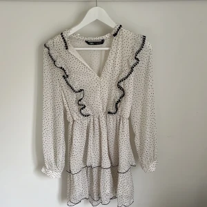 Zara klänning  - Säljer denna fina zara klänning. Använts 1-2 gånger, finns inga bevis på att den har använts 