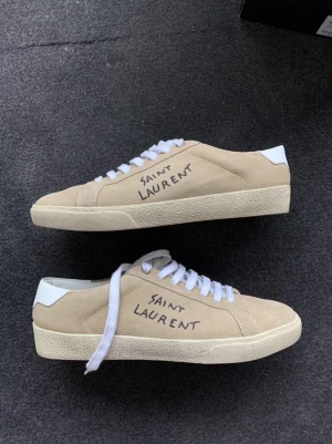 Saint Laurent sneakers - Säljer ett par saint Laurent sneakers i storlek 39, cond 10/10 använda en gång. Tillkommer OG-box 