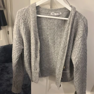 Kofta zara  - Intressekoll på denna sjukt snygga koftan från zara!  Helt slutsåld och bra skick 💕