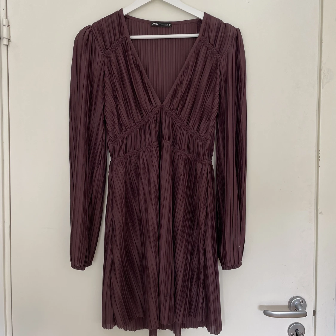 Vinröd kort klänning från zara