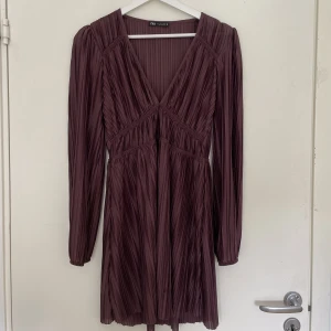 Vinröd kort klänning från zara - Så himla fin klänning från zara! Färgen är typ vinröd/ plommon lila, perfekt till hösten!