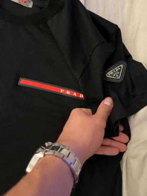 Prada t-shirt - Säljer en fin Prada t-shirt nästan aldrig använd!