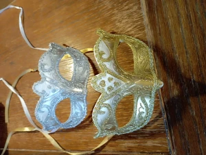 Maskeradmasker - 2 st super fina masker, blänker fint . Finare än bilderna, finns glitter på dom ,  guld och silver