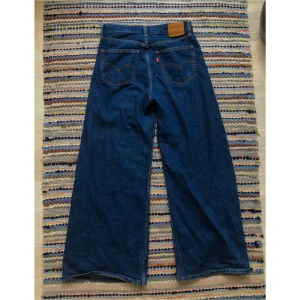 Levis loose wide leg - Ett par mörkblåa loose wide leg Levis jeans i storlek 26. Skriv för fler bilder! 