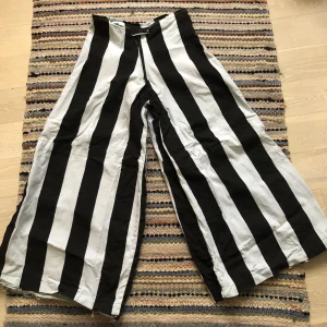 Randiga vida byxor - Svart och vit randiga byxor som är egensydda! De är allt ifrån en S till L beroende på hur man vill att de ska sitta tror jag. De är ju inte jättebra sydda men de funkar. 