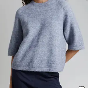 Säljer denna blåa superfina alpacka tröja i storlek M. Aldrig andvänd som ny. Köpt för 690