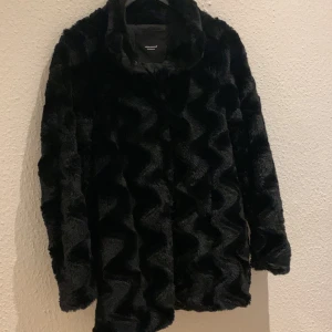 Pälsjacka - Pälsjacka från vero Moda i fint skick Strl s men passar m också Så fin❤️
