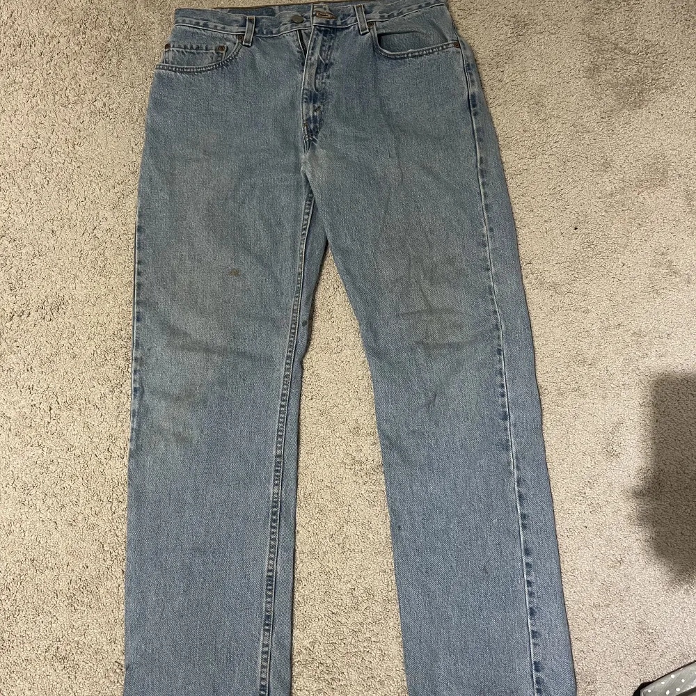 Jätte snygga secondhand köpta Levis 505 jeans, låg/medel höga i midjan, aldrig använda pga för små, har några mindre fläckar framsidan från första början, W34 L32, köpta för 550kr. Jeans & Byxor.