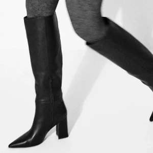 Svarta läderstövlar  - Svarta stövlar i äkta läder. Nypris 1499:-. Mycket fint skick. Använda vid ett tillfälle, bekväma och enkla att gå i. Är strl 40 (passar 39-40). 