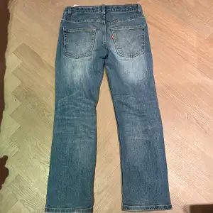 Levi’s jeans för barn 551Z 551Z Levi’s 551Z Authentic straight för barn. Använda några gånger. Nypris 1100. Stor i storleken.