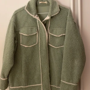 Teddyjacka - En härlig ljusgrön teddyjacka, lite oversized modell. Använt men i bra skick.