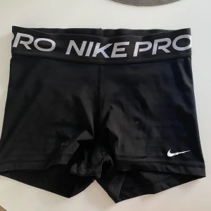 Nike pro shorts - Nike pro shorts, sparsamt använda. Storlek S. använd köp nu❤️FRI FRAKT FRÅN 30onde-6e nov via köp nu.