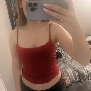 Rött linne - Jätteskönt basic rött linne som alla borde ha i sin garderob