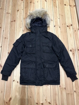 Nobis Dunjacka - Svart dunjacka från Nobis. Grundaren till Canada Goose skapade ett nytt märke, denna är Nobis version på Expedition. Väldigt varm, 100% dun. Nypris över 10k. Bilder finns! 