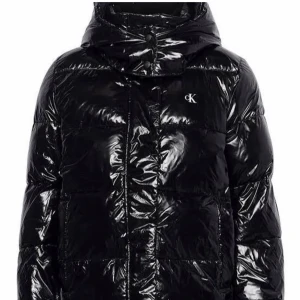 Vinter jacka  - Sälje min Calvin Klein vinter jacka som jag haft i ett år. Super fin och varm, den är i storlek L men passar perfekt på mig som vanligtvis har s i jackor💕köparen betalar för frakten 