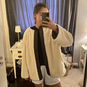 Teddy jacka samsoe  - Säljer en iprincip ny jacka från samsoe samsoe. Den är i teddy-material men går att vända så att det är en brun och quiltad jacka istället. Perfekt till hösten och vintern. Nypris ca 1500 kr. Storlek XS, passar XS-M. Pris går att diskutera!!