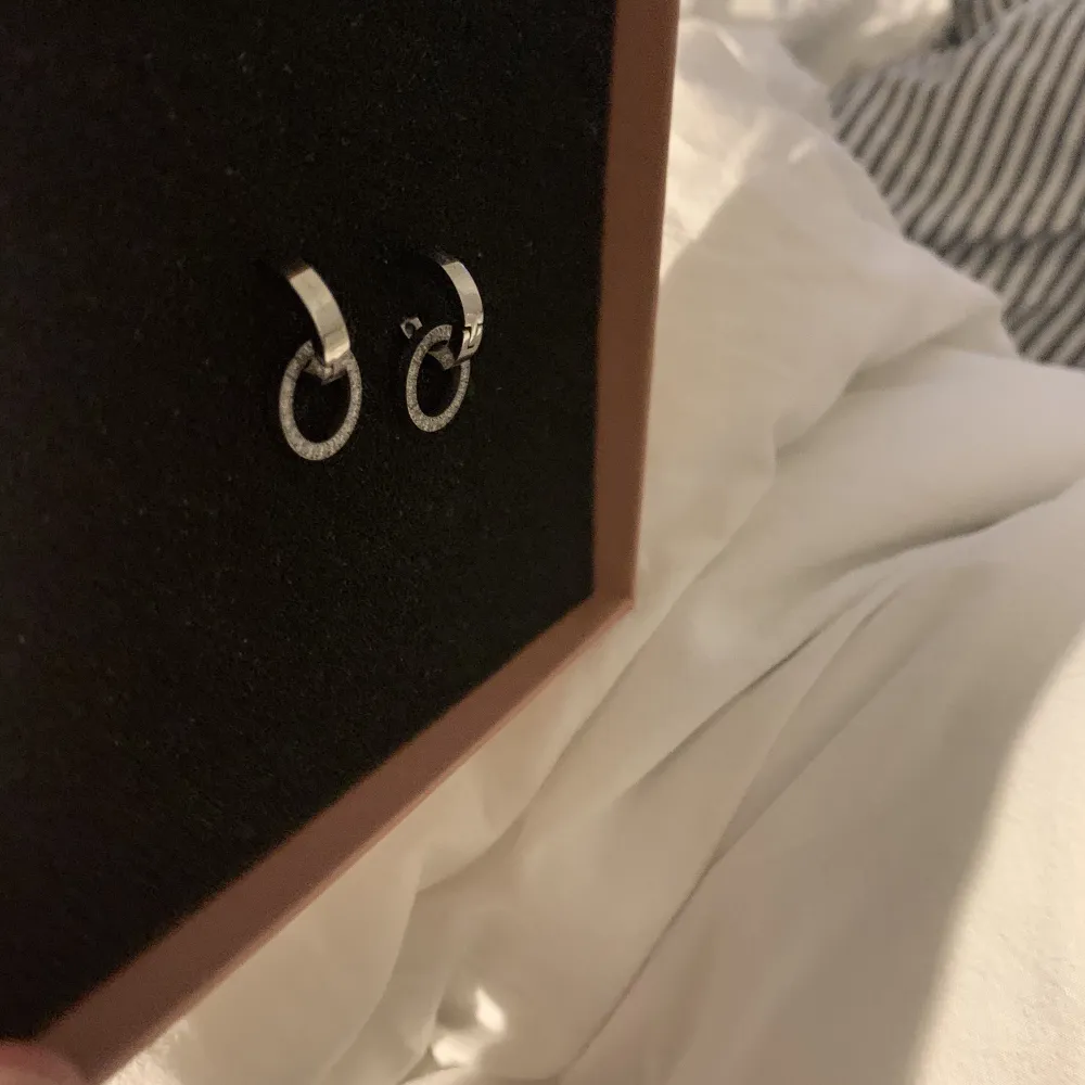 Jätte fina silvriga Edblads örhängen, man ser ej på bilden men det är ”ringar som sitter i ringar” super fina! Köpte för 400 säljer själv för 249❤️. Accessoarer.