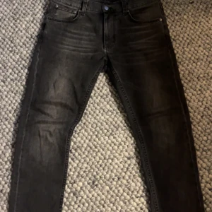 Nudie jeans - Tja! Säljer mina nudie jeans.  Nypris:1600kr  Priset går att diskutera! Samma modell som det andra paret i min profil. Kom privat!