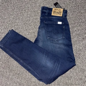 Replay anabass - Tja säljer tsm med Arresellout  dessa as feta Replay anbass jeans! Storlek 29/32, 10/10 skick, helt nya kommer med tags. Modell på bild är 180 cm lång. Hör av dig vid fler frågor eller funderingar!