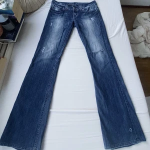 Lågmidjade bootcut jeans<3 - Säljer dessa jeans på nytt från guess, vintage❣️ midjemått: 37 cm innerbebslängd: 83 cm, sitter som en storlek s🙏🏻 liten defekt vid knappen, men det syns ej❤️‍🔥 ❣️buda privat❣️