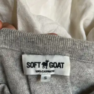 Så fin soft goat tröja i 100% kashmir för väldigt bra pris!