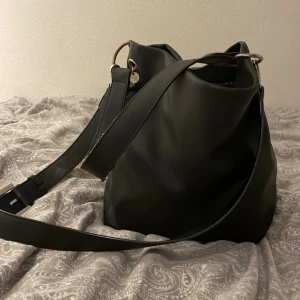 väska  - axelremsväska passar perfekt som skolväska och har mycket utrymme !! 