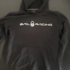 Sail racing hoddie - Säljer min hoddie är ganska ny felfri  Storlek 160 Köpt för 600  