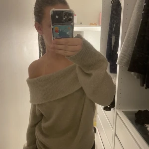 off shoulder kofta - säljer min beige liknande tröja för den kommer ej till användninh längre men är i 9/10 skick och är suuupermysig och skön! strl xs men skulle även passa S och M💞 frakt kostar 70kr💗
