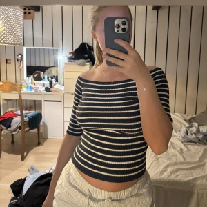 Zara Topp - Säljer denna söta toppen från zara, knappt använd!