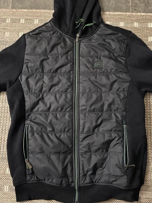 Hugo boss jacka/kofta  - Säljer hugo boss jacka som kan användas som tröja. Varm o skön knappt använd Storlek M funkar som S