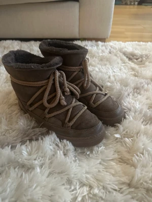 inuikii - Säljer nu mina fina inuikiis, i så fint skick och enligt mig den finaste färgen! Så sköna och lite bättre kvalite än uggs. Bara att höra av sig vid frågor eller tryck på köp nu så löser vi det✨✨