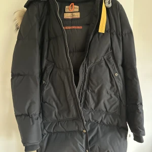 Vinterjacka från parajumper - Parajumper vinterjacka i modellen longbear. Storlek xs, använd men i fint skick 