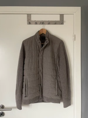 Massimo dutti cardigan  - Tjenare! Säljer en riktig snygg Massimo dutti cardigan som är i super skick. Det är strl L men passar dig som har M🍾