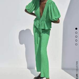 SLUTSÅLD blus från Zara i strl M, ballongärmar och snörad framtill. Helt ny och i jättefin grön färg❤️‍🔥