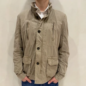 Safari Jacka Takko Fashion  - Hej! Säljer nu min Jacka från Takko Fashion i storlek M, fint skick. Tveka inte på att höra av dig om du har frågor eller funderingar kring varan!