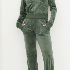 Juicy couture dress mörkgrön - Hej, jag har en juicy dress i strl s i både byxorna och tröjan. Byxorna passar både xs och s människor.  Jag säljer då den inte kommer till andvändning. Har knappt använt dressen, jätte få gånger. Har använt dressen 5 gånger. Köpte den förra året. 