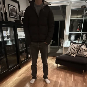 PeakPeformance RIVEL JACKET  - Säljer nu min väl skötta peak dunjacka då den inte kommer till användning längre, cond är 9/10. Tveka inte på att höra av er vid intresse!