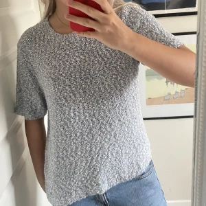 Tshirt - Tshirt i typ stickat material, ljusblå/vit. Jättefint skick