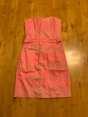 Festklänning från hm - Fin mönstrad klänning från hm. Inga axelband men har silikon runt bysten för att den ska sitta bättre. Aldrig använd så är som ny. Skriv privat för fler bilder. 