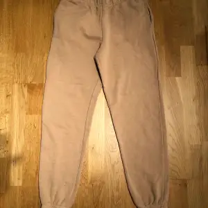 Beige/bruna mjukisbyxor från Gina Tricot. Storlek M. Bra skick. Inte noppiga. Pris 100 kr 