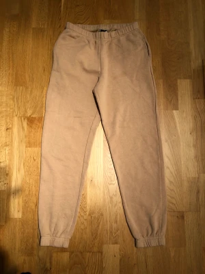 Mjukisbyxor Gina stl M - Beige/bruna mjukisbyxor från Gina Tricot. Storlek M. Bra skick. Inte noppiga. Pris 100 kr 