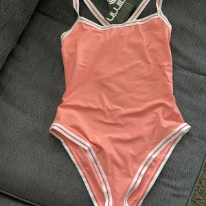 Ny baddräkt Aim’n  - Säljer en helt ny baddräkt från Aim’n.  Ställbara band, prislapparna kvar.  Helt ny, men påsen kvar.  Nypris 699kr, 70€