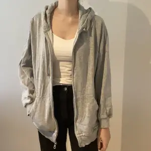 Grå zip-up hoodie från H&M i storlek L. Använd fåtal gånger därav nyskick. Säljer pga att den inte kommer till användning 