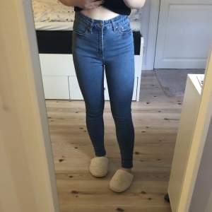 Högmidjade skinny jeans ”Snake” från Lager157 i storlek S. Hela & rena☺️