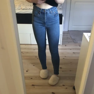 Jeans - Högmidjade skinny jeans ”Snake” från Lager157 i storlek S. Hela & rena☺️