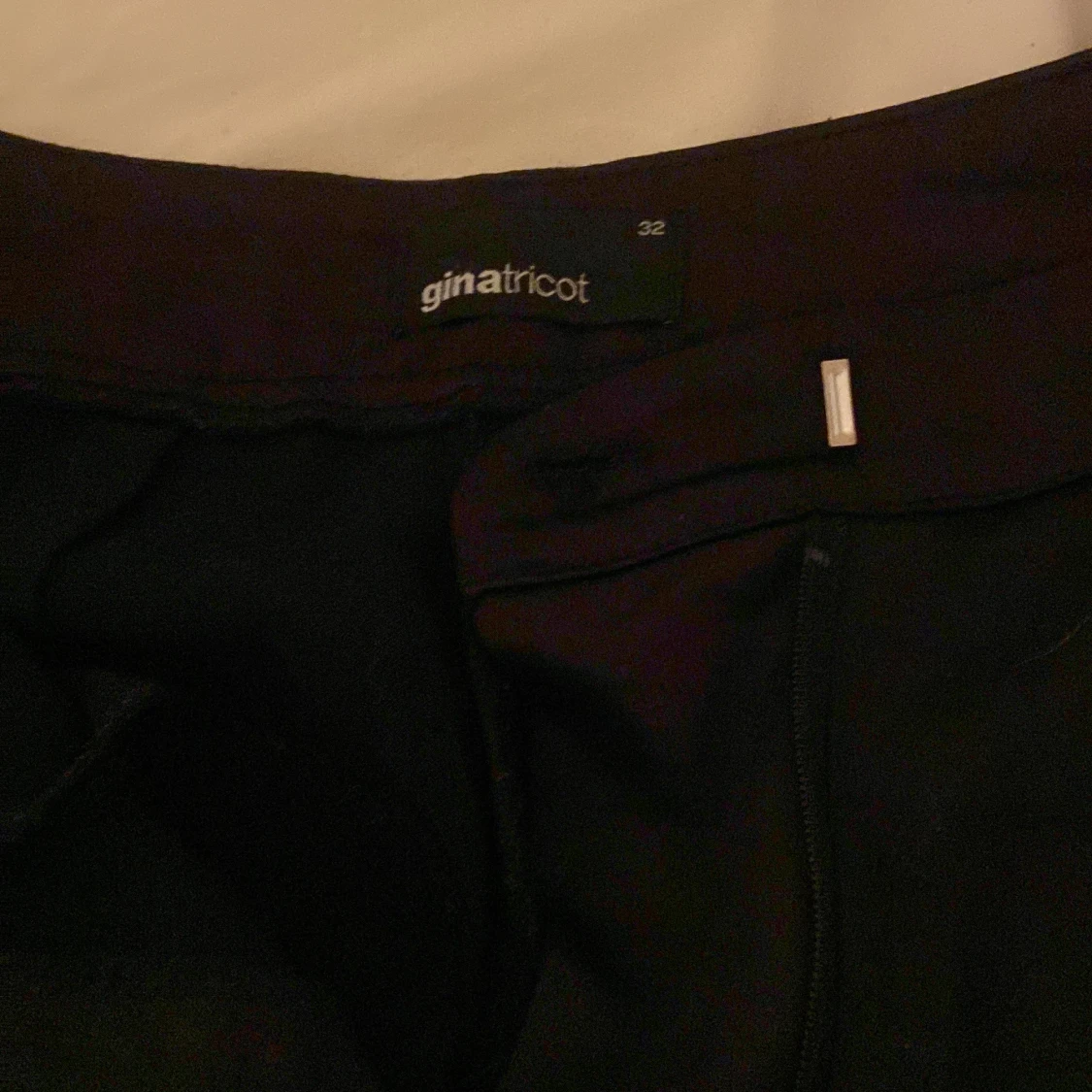 Glansiga kostymbyxor - 90