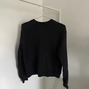 En svart sweatshirt från NA-KD. Storlek M. 