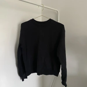 Svart sweatshirt  - En svart sweatshirt från NA-KD. Storlek M. 